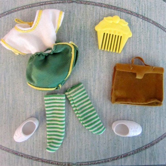 VOGUE GINNY DOLL OUTFIT, SOCCER SHORTS, TOP, SHOES, SOCKS, BAG, VINTAGE 1970s - Picture 4 of 6